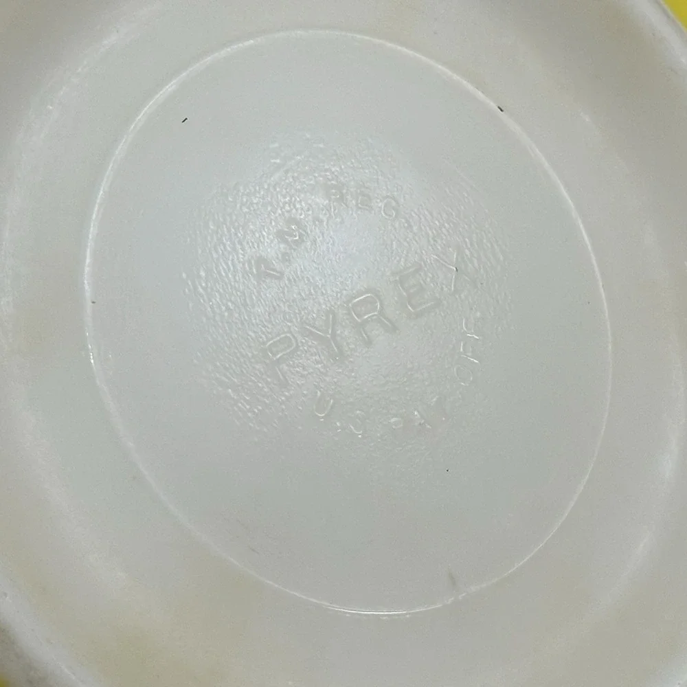 1940s Pyrex Yellow Nesting Bowl 2.5 Qt No Number‎ Mixing Bowl USA Vintage